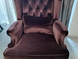 Элегантные Кресла для Отдыха — Бардовый Велюр и Массивное Дерево