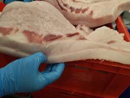 Продаем сало свиное на шкуре толстое