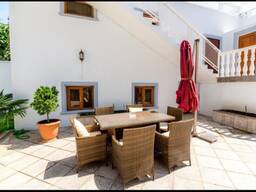 Продается действующая 4-этажная гостиница 650 кв. м. в Тбилиси, в Авлабари.