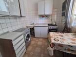 Продаётся просторная 2-комнатная квартира за 135000$ под коммерческое помещение. - фото 1