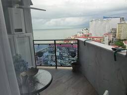 Продаётся уникальная 2-х комнатная квартира 54 кв. м у моря в Батуми.