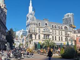 Сдается 3-комнатная квартира в центре Батуми – верхний этаж с террасой и потрясающим видом