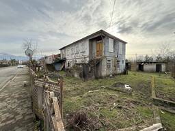 В Кобулети, продается не сельхозназначения земля с домом, рядом море.