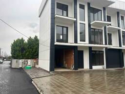 В продаже готовый жилой дом таунхаусного типа с белым каркасом в Батуми